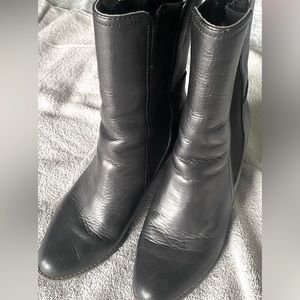 Short booties. Elastic side, leather.